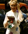 99124_Celebutopia-Kylie_Minogue_poses_with_her_OBE_in_London-07_122_376lo.jpg