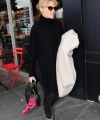 Kylie-Minogue-on-a-shopping-trip-in-London-28.jpg